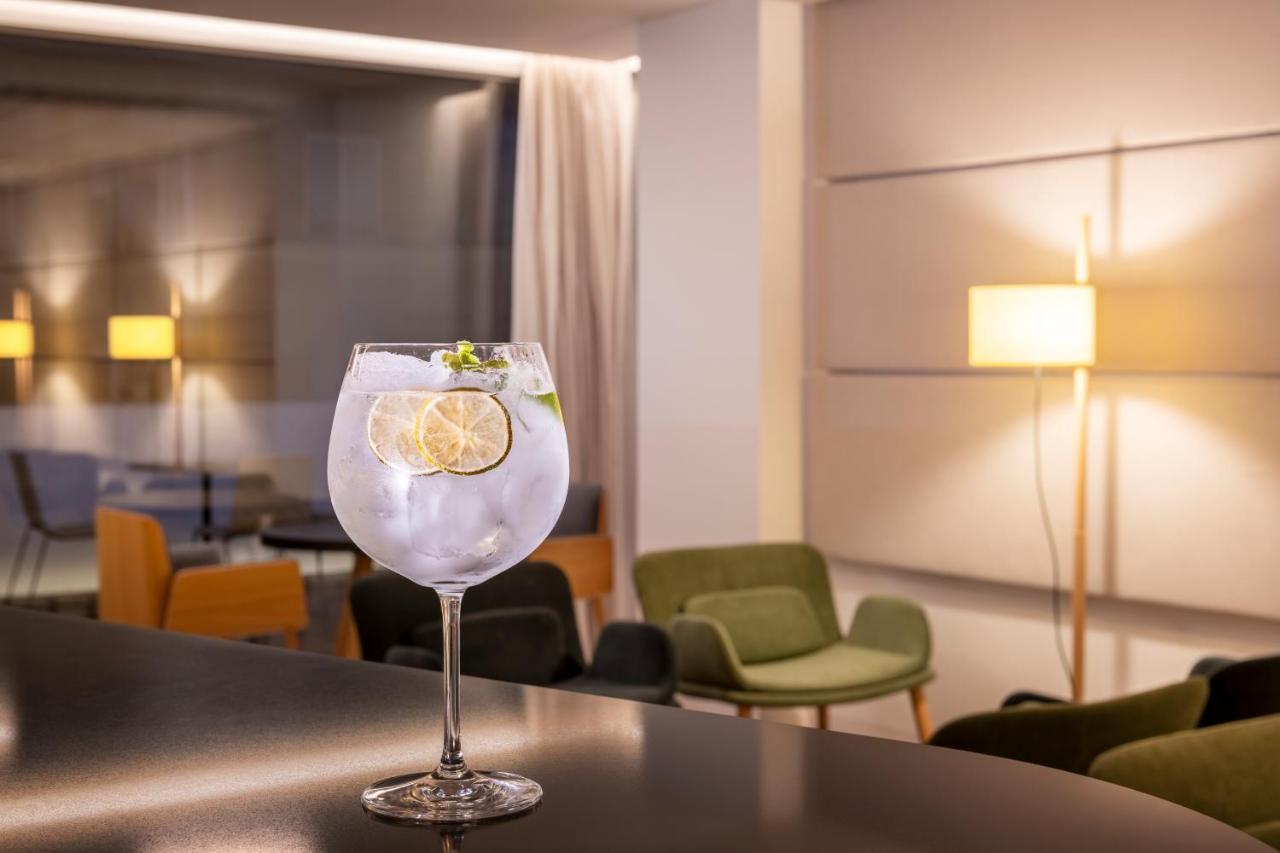Eurostars Portico Alicante Ngoại thất bức ảnh A glass of G'Vine Floraison with tonic water